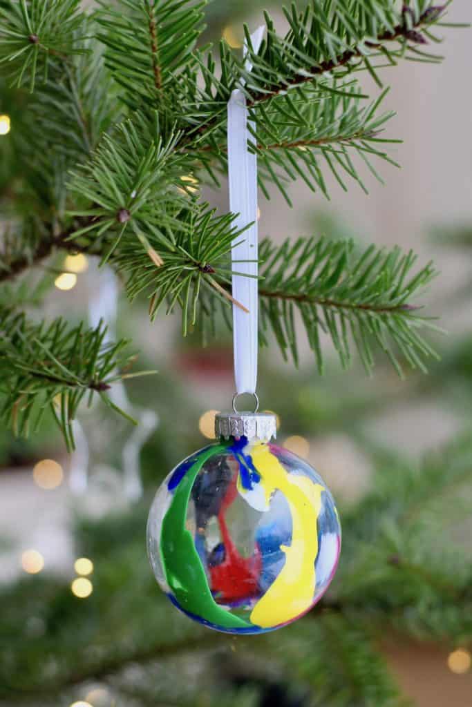 Paint-filled ornament for kids