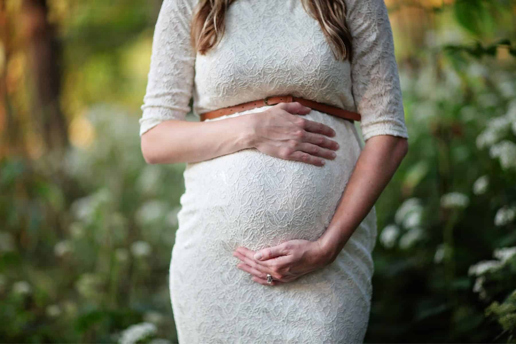 maternity photo inspo - 2nd trimester - dress - outdoors