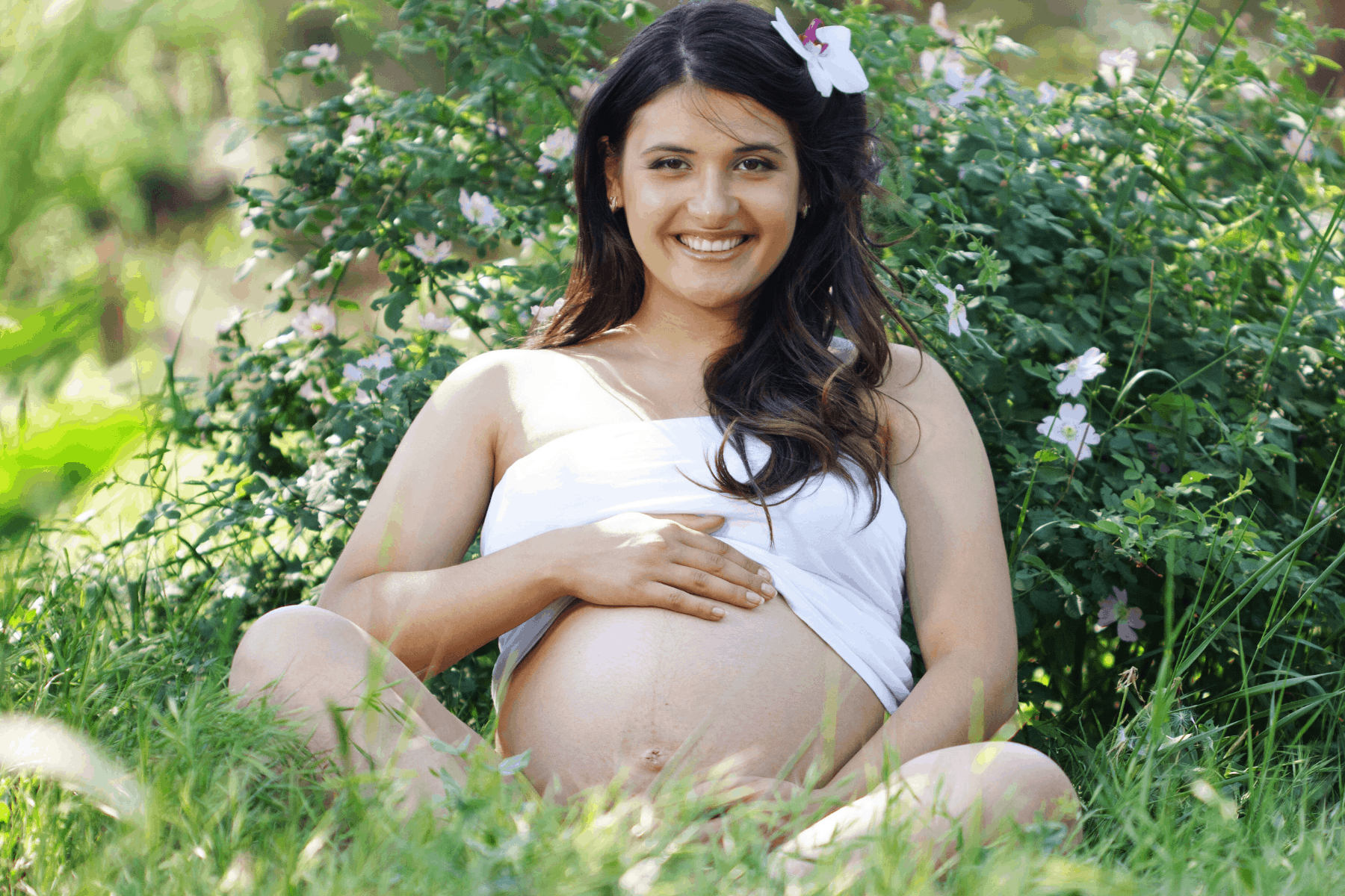 Pregnancy photoshoot idea - garden